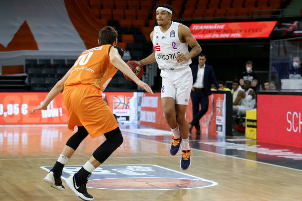 他面带微笑 他面带微笑